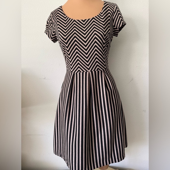 Maison Jules Dresses & Skirts - MAISON JULES Women’s Fit & Flare Dress Sl Size Small